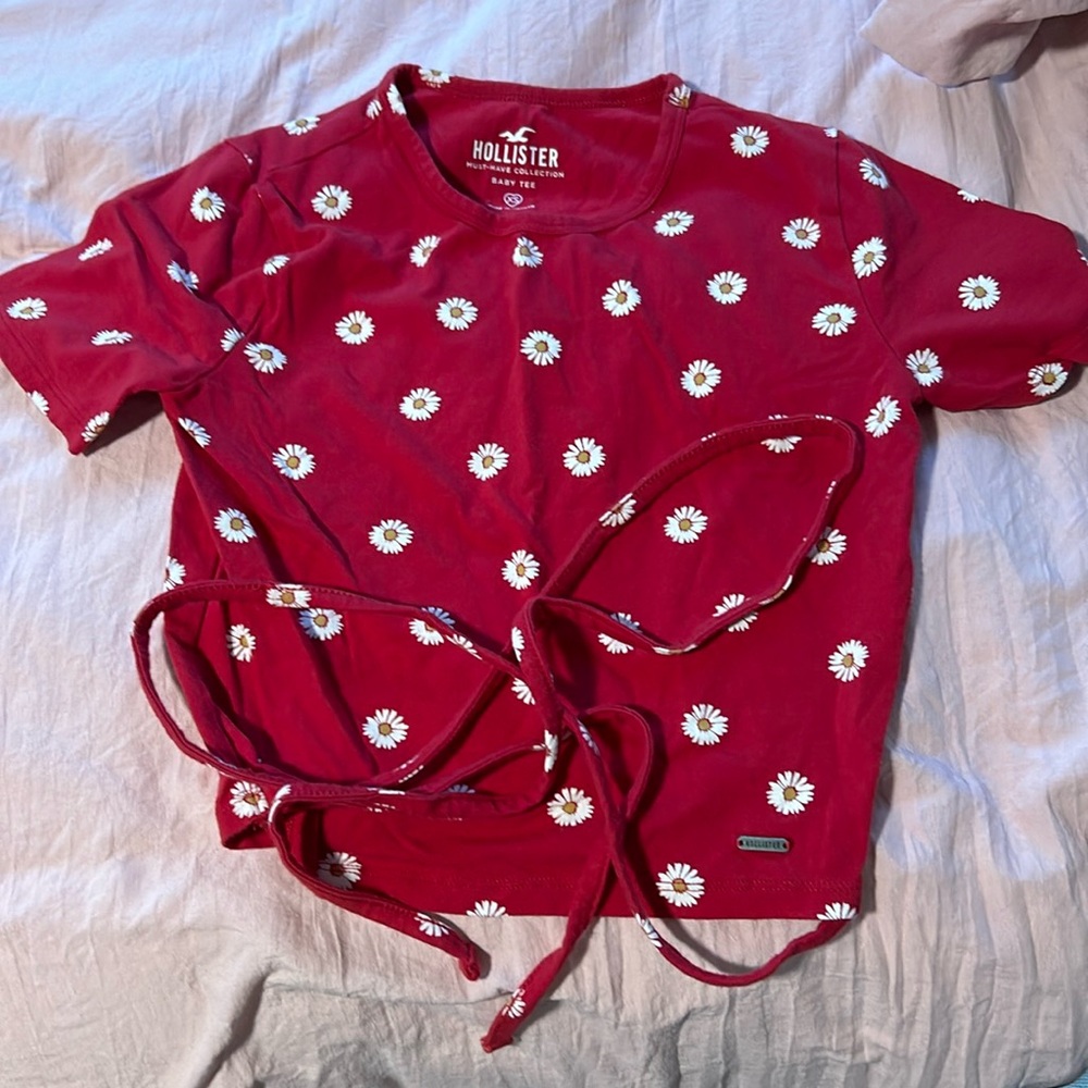 Hollister daisy baby tee